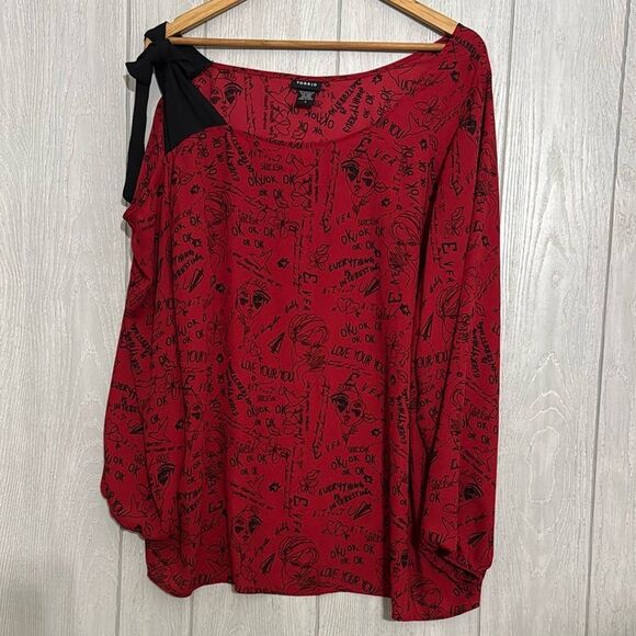 Torrid Graphic cold shoulder top - Picture 2 of 7